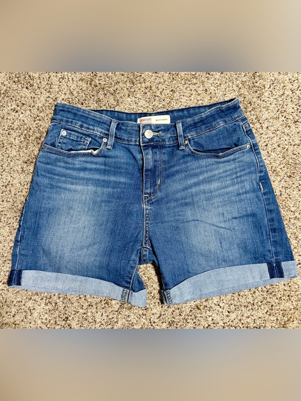 Levi's Women's Medium Blue Cuffed Denim Shorts Size 2 - W26